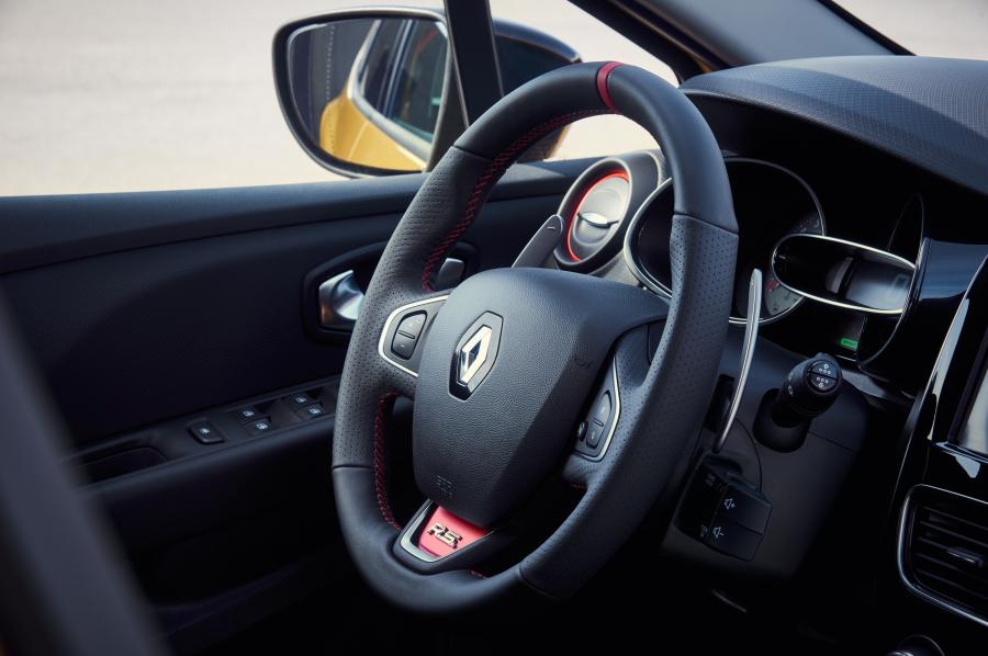 Панель приборов Renualt Clio R.S. 200 EDC 2016 года  (фото 12 из 12)